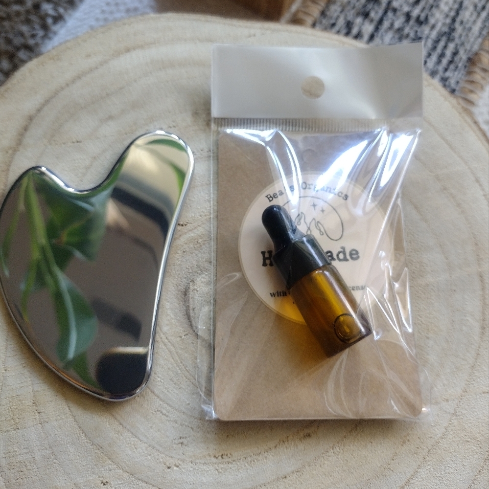 Glowing Skin Gua Sha tool and sample of face serum - Picture 3 of 4